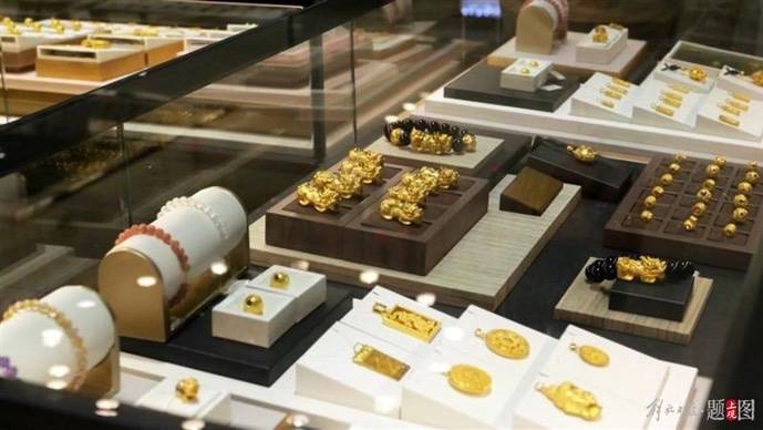金饰价格突破630元大关<strong></p>
<p>纳金贵金属白银</strong>，白银涨上热搜，贵金属为何一夜狂飙？