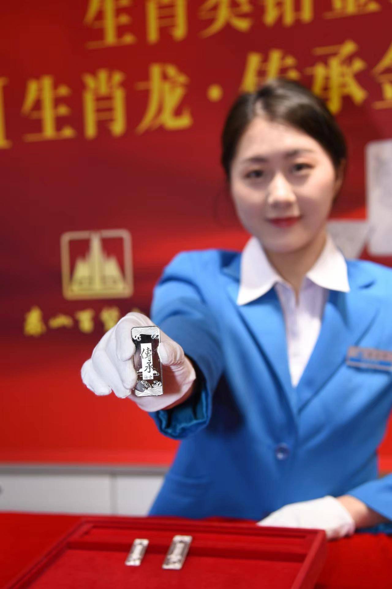 广州开年淘金热带动贵金属销售<strong></p>
<p>销售贵金属制品</strong>，龙年生肖铂金条首发受关注