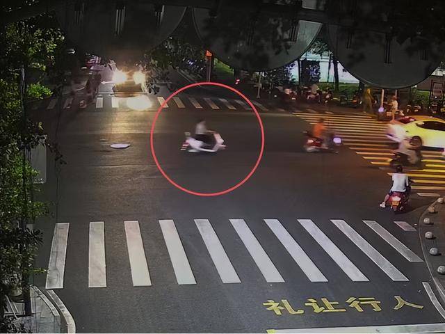 一女子肇事逃逸后仍去逛街<strong></p>
<p>贵金属模拟试题</strong>，被抓后竟称：是路人劝我走的