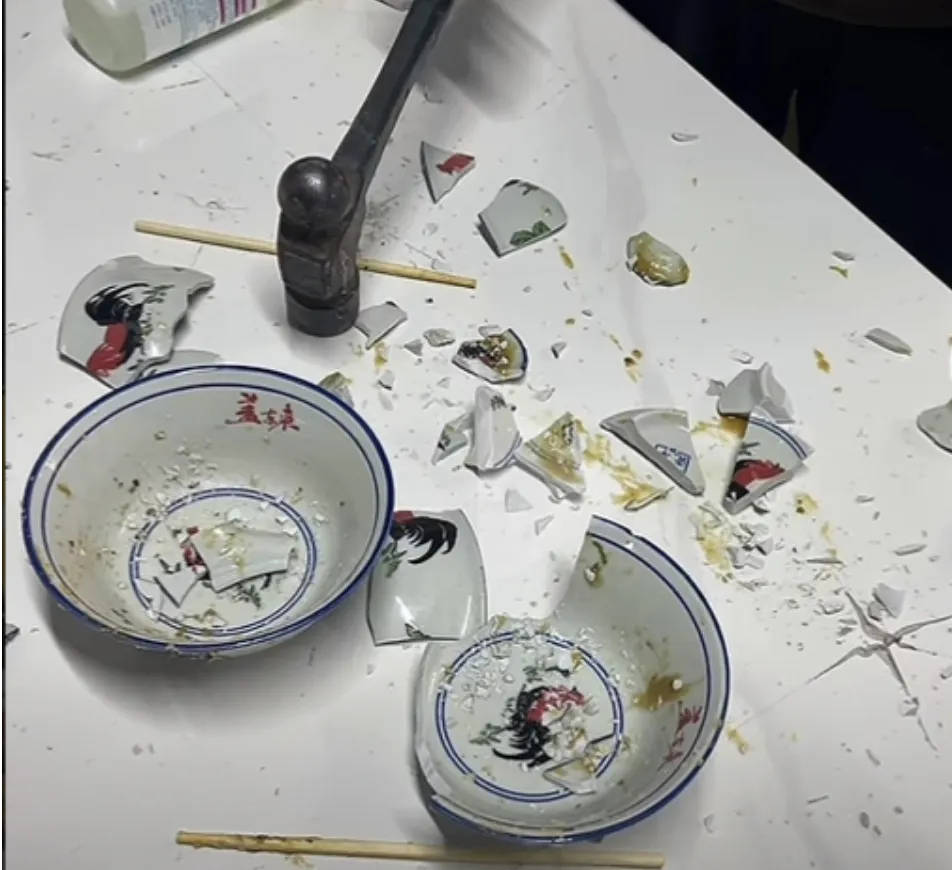 网红夫妇被传有传染病<strong></p>
<p>贵金属材料之家</strong>，餐馆砸餐具撇清？官方回应