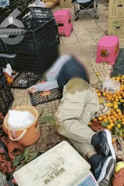 昆明一老人赶集摔倒压坏水果摊！中午就带着家属找来了<strong></p>
<p>深圳聚盈贵金属</strong>，摊主慌了……