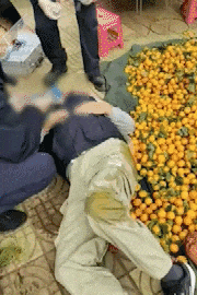 昆明一老人赶集摔倒压坏水果摊！中午就带着家属找来了<strong></p>
<p>深圳聚盈贵金属</strong>，摊主慌了……