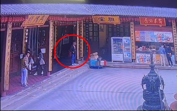 自制缠满双面胶的铁片<strong></p>
<p>新华银贵金属直播</strong>，男子在寺庙内盗窃功德箱被行拘