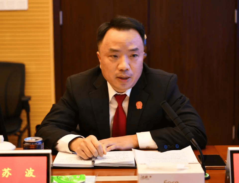 这个法院副院长<strong></p>
<p>新华银贵金属直播</strong>，长期脱岗旷工迟到早退，将应审签文件推给其他院领导
