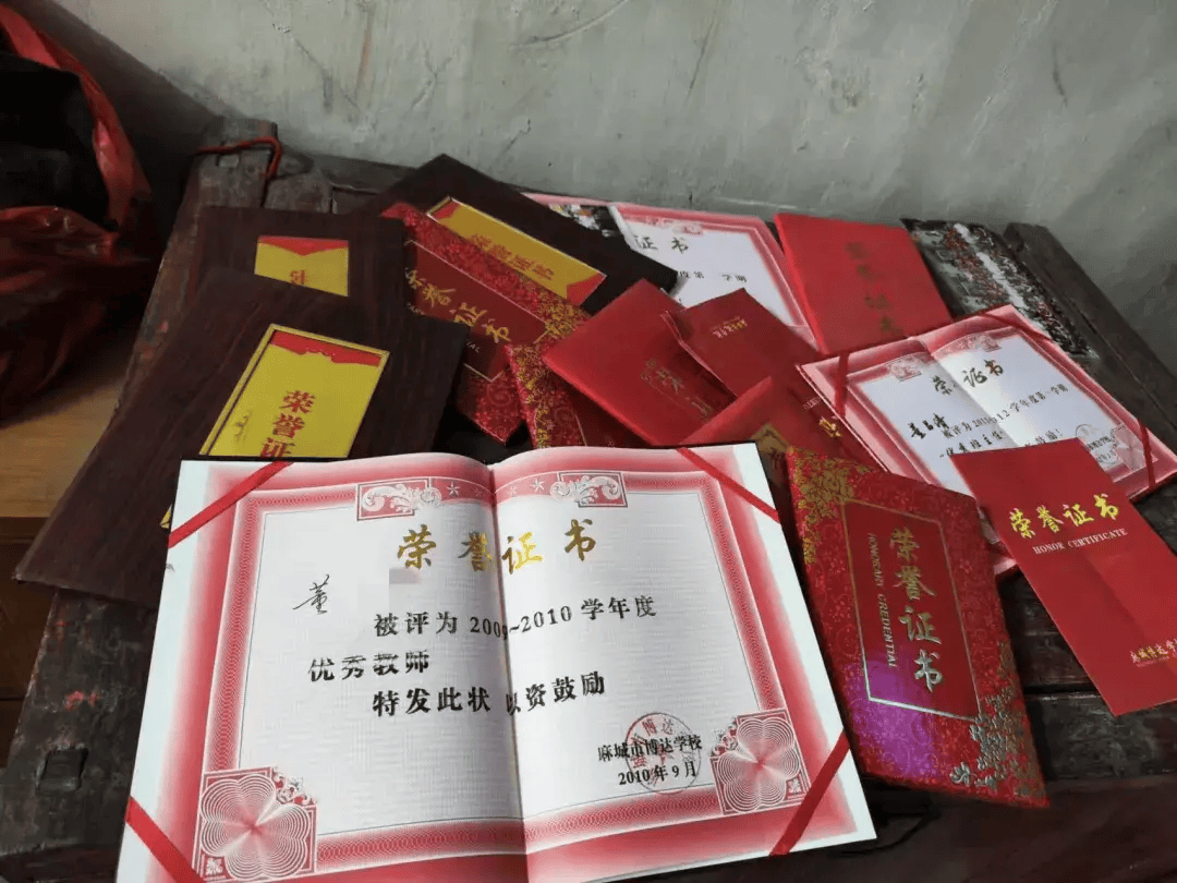 黄冈一教师在宿舍离世<strong></p>
<p>网易贵金属找代理</strong>，家属：高强度工作带了14年高三，校方未申报工亡；多方回应