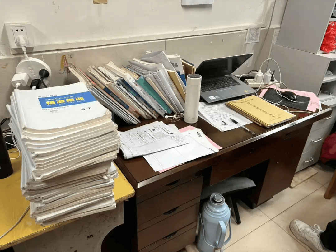 黄冈一教师在宿舍离世<strong></p>
<p>网易贵金属找代理</strong>，家属：高强度工作带了14年高三，校方未申报工亡；多方回应