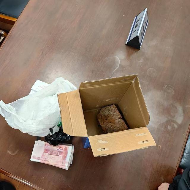 上海一男子一天内两次被骗！20000元现金装进啤酒箱<strong></p>
<p>网易贵金属找代理</strong>，送上顺风车……