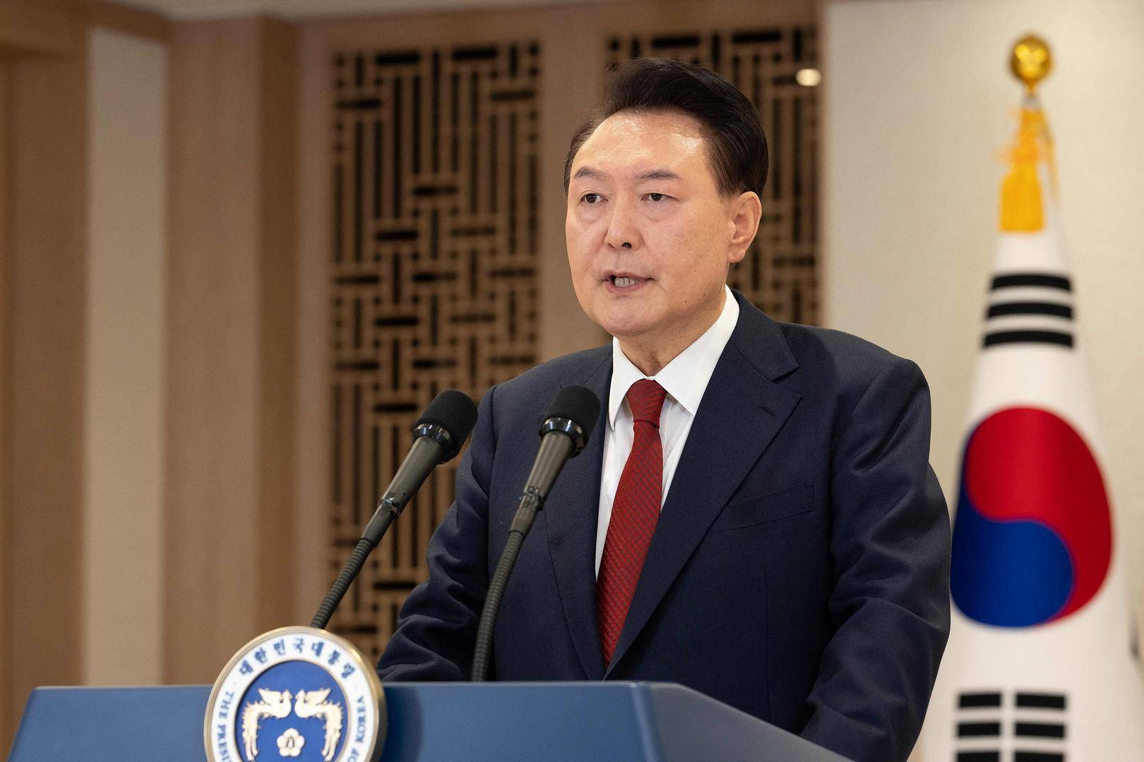 突然主张弹劾总统的韩国执政党党首：曾获尹锡悦多次提拔<strong></p>
<p>郑州贵金属地方</strong>，后因第一夫人惹怒“亲尹派”