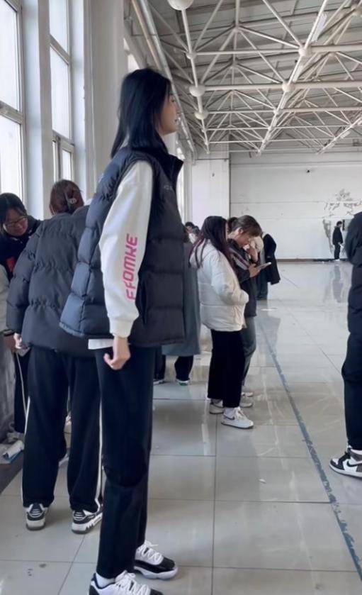 女孩身高2米26貌美如花<strong></p>
<p>融祥贵金属诈骗</strong>，妈妈天天发愁：白长这么漂亮，没人敢追