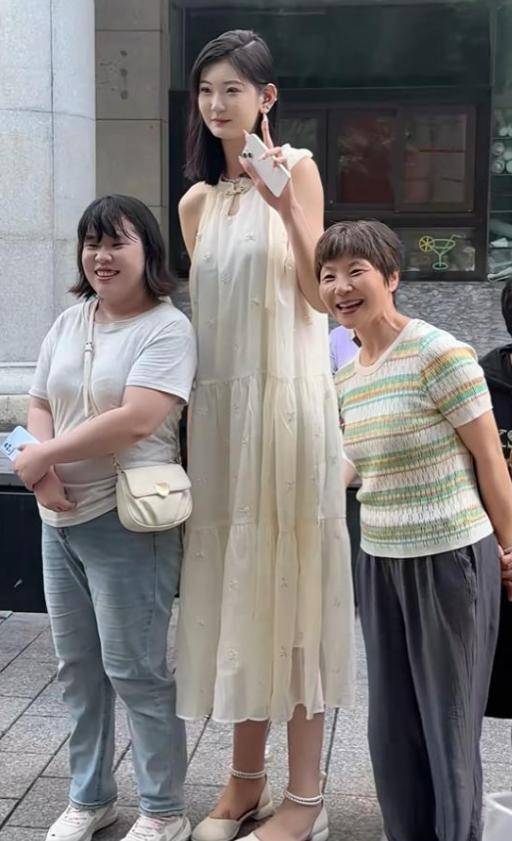 女孩身高2米26貌美如花<strong></p>
<p>融祥贵金属诈骗</strong>，妈妈天天发愁：白长这么漂亮，没人敢追
