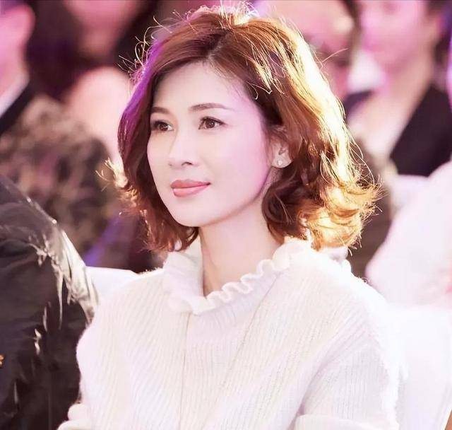 富商周旭辉<strong></p>
<p>腾讯国际贵金属行情</strong>，44岁娶小12岁女星童蕾，获刑3年后，妻女过得如何？