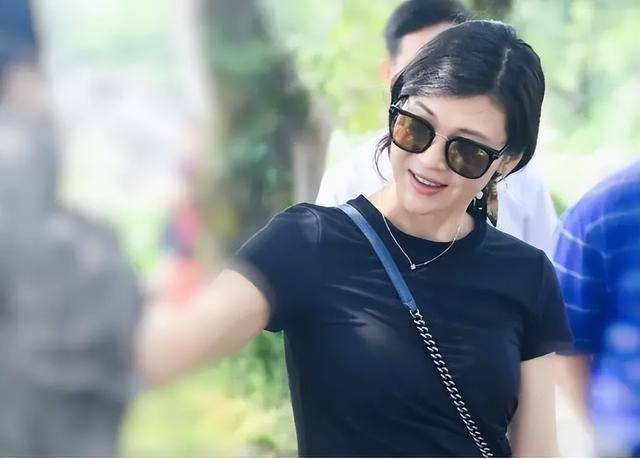 富商周旭辉<strong></p>
<p>腾讯国际贵金属行情</strong>，44岁娶小12岁女星童蕾，获刑3年后，妻女过得如何？