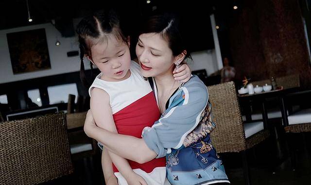 富商周旭辉<strong></p>
<p>腾讯国际贵金属行情</strong>，44岁娶小12岁女星童蕾，获刑3年后，妻女过得如何？