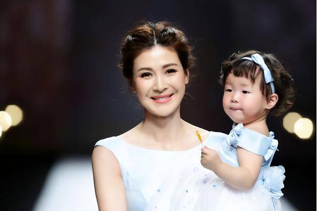富商周旭辉<strong></p>
<p>腾讯国际贵金属行情</strong>，44岁娶小12岁女星童蕾，获刑3年后，妻女过得如何？