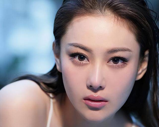 富商周旭辉<strong></p>
<p>腾讯国际贵金属行情</strong>，44岁娶小12岁女星童蕾，获刑3年后，妻女过得如何？