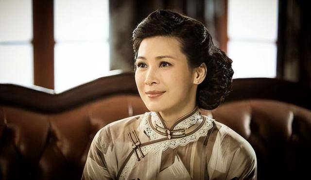 富商周旭辉<strong></p>
<p>腾讯国际贵金属行情</strong>，44岁娶小12岁女星童蕾，获刑3年后，妻女过得如何？
