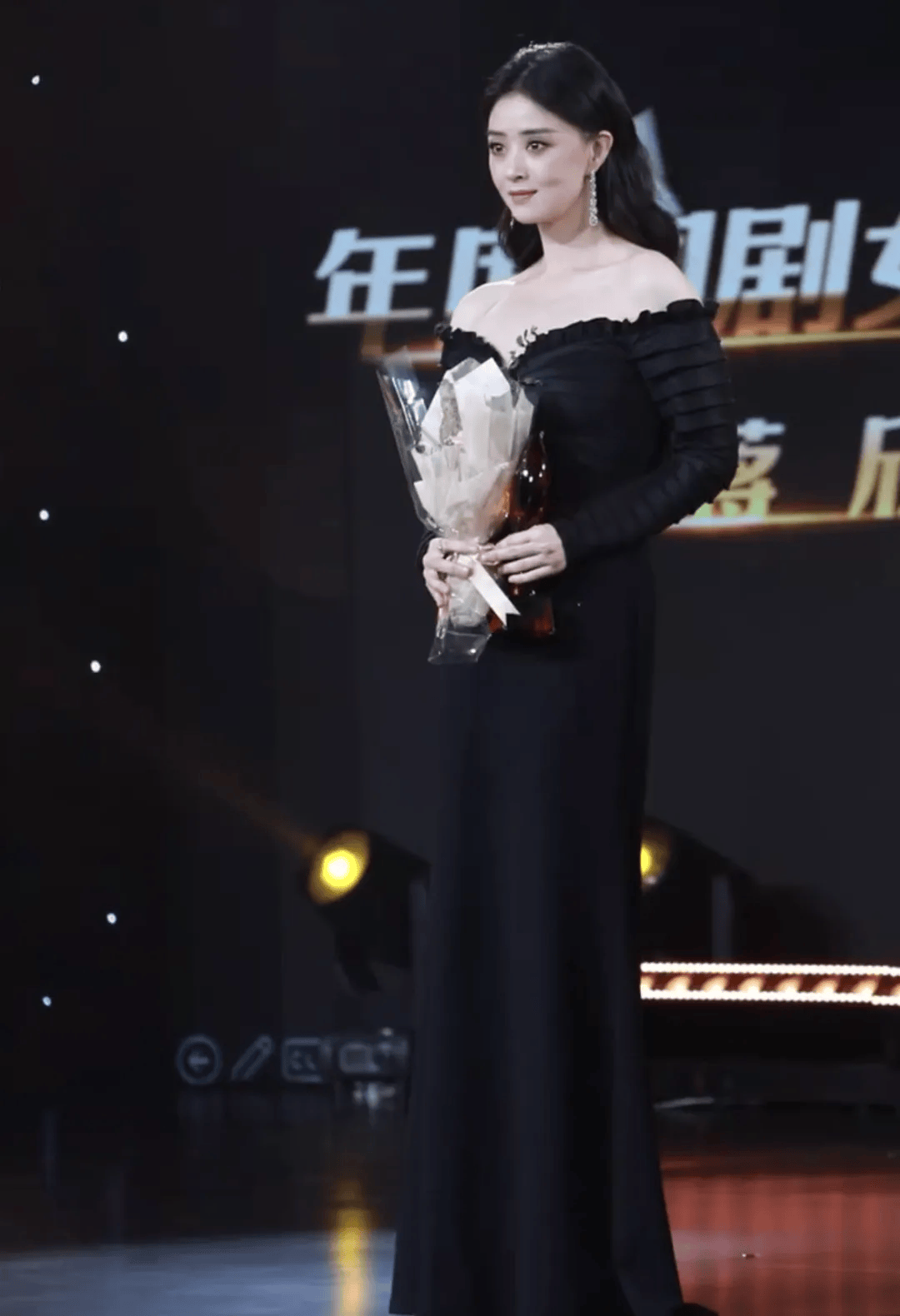 41岁蒋欣长裙惊艳亮相<strong></p>
<p>网易乐得销售贵金属</strong>！网友：华妃娘娘凤仪万千