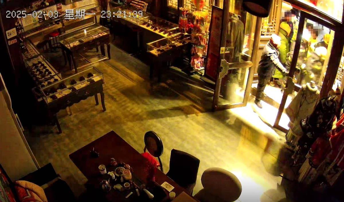 大同官方核查“店铺被撬锁开灯”事件<strong></p>
<p>艾达币网站</strong>，律师：撬锁入室涉嫌违法，且滥用行政权力
