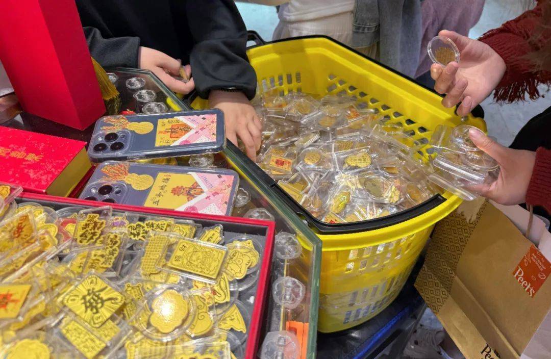 一个假期卖出2万份<strong></p>
<p>LTC网站</strong>！年轻人流行全款拿下“第一块金”？