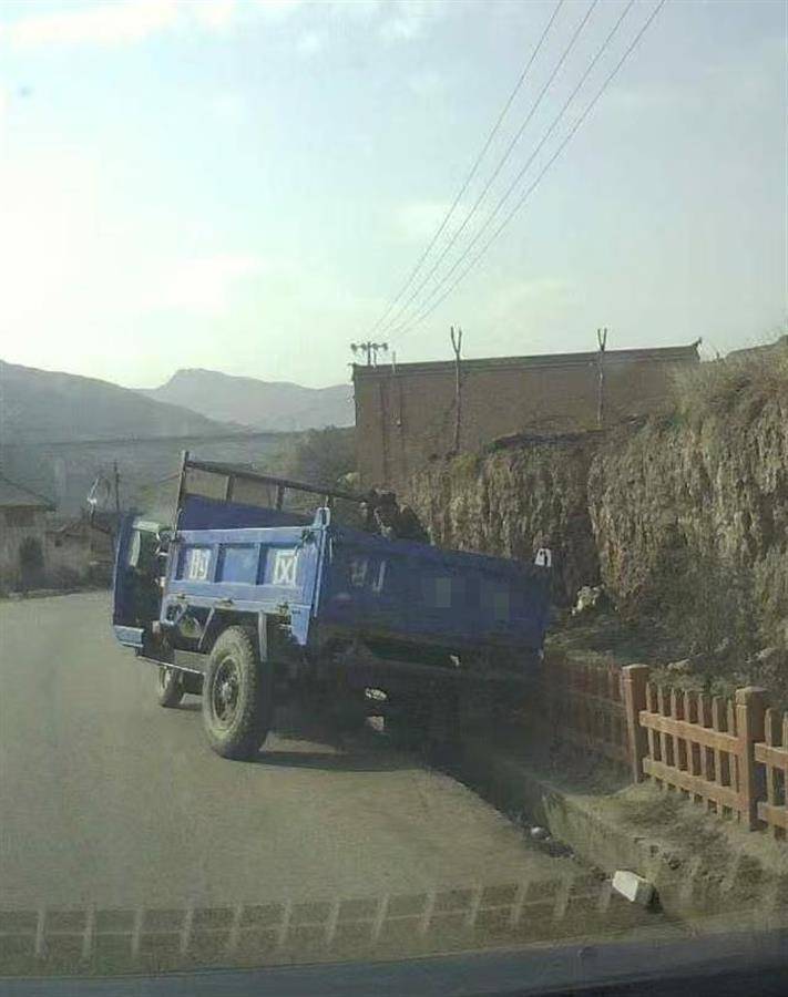 警车把农用车“别进”沟里<strong></p>
<p>BSV网站</strong>，三个问题需要澄清
