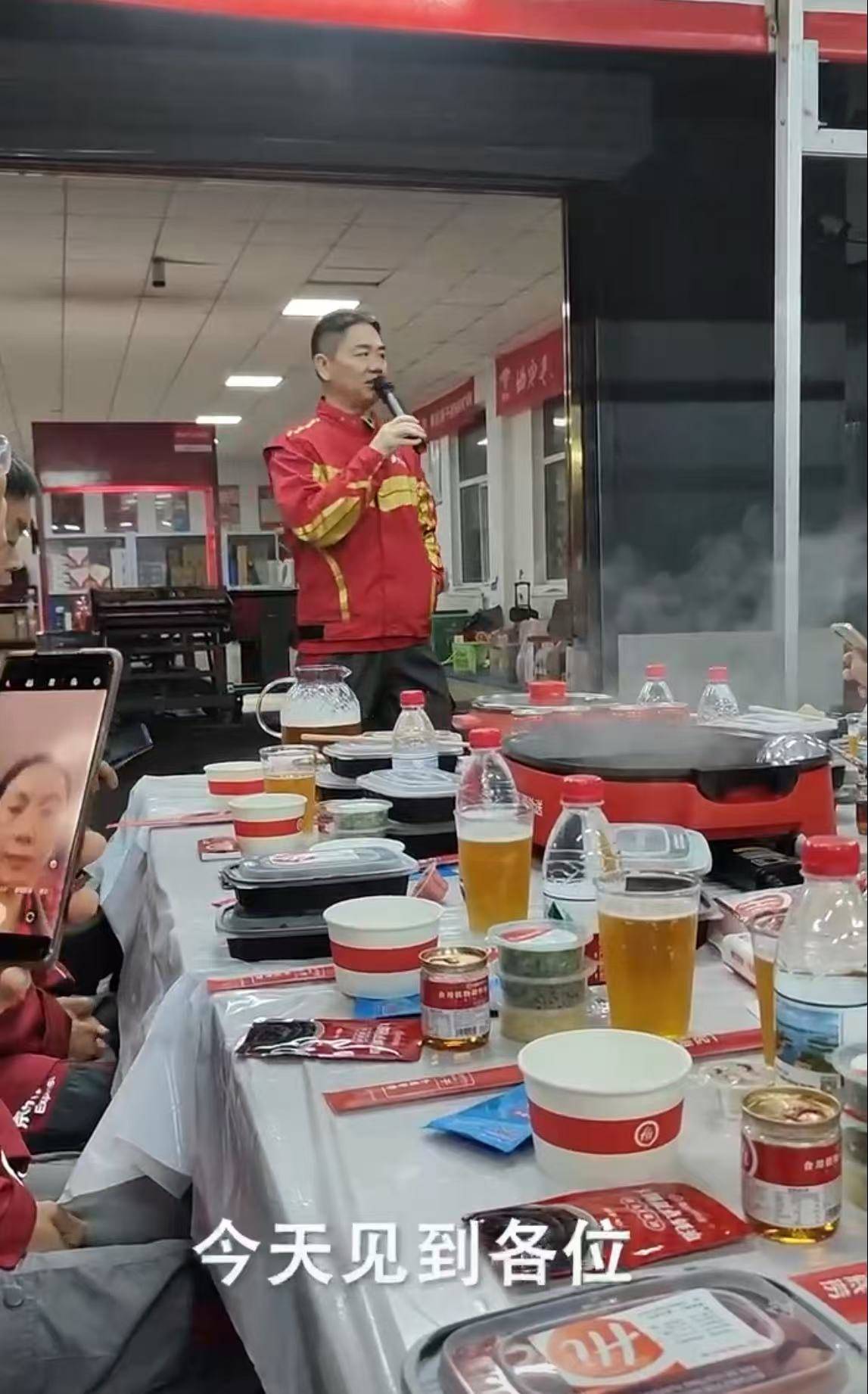 刘强东冲到一线：白天送外卖<strong></p>
<p>比特币投资</strong>，晚上请骑手吃海底捞
