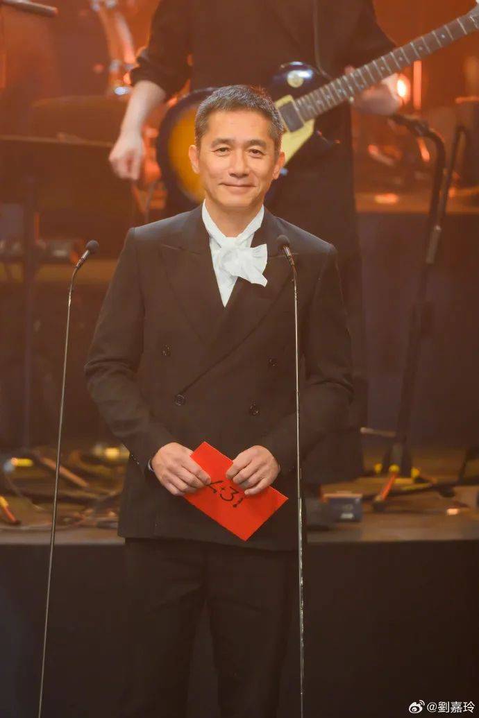 刘嘉玲连发10多张梁朝伟照片：他都不知道自己帅<strong></p>
<p>下载站</strong>！头发白了也不肯染
