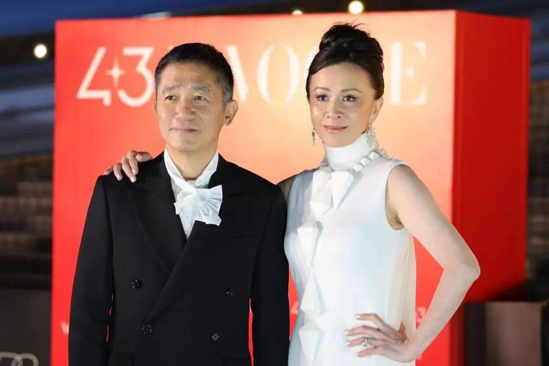 刘嘉玲连发10多张梁朝伟照片：他都不知道自己帅<strong></p>
<p>下载站</strong>！头发白了也不肯染
