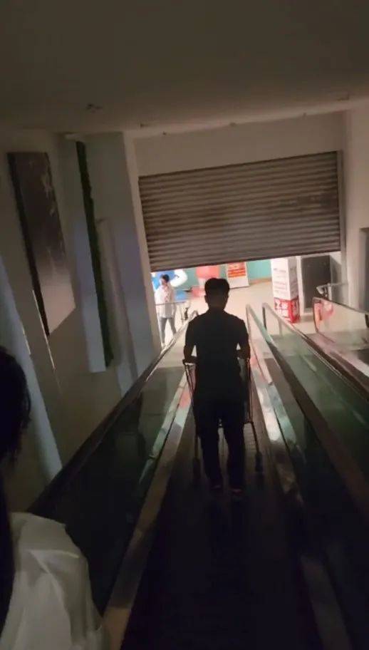 江苏苏州一大润发店员着急下班<strong></p>
<p>BNBAPP下载</strong>，强制关闭载客中电梯！经理致歉：已警告处罚