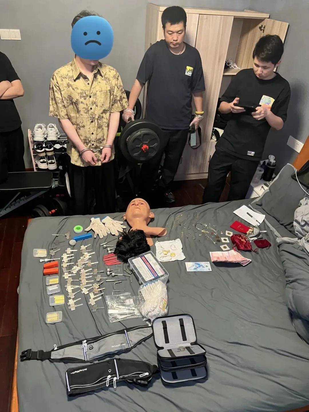 江苏一男子戴仿真“人皮”面具入室盗窃<strong></p>
<p>币安币APP下载</strong>，流窜多个小区作案，涉案金额达15万余元