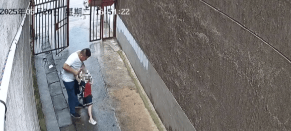 女童放学被陌生男子拖进小巷<strong></p>
<p>ADAAPP下载</strong>，湖南警方通报：刘某某（男，38岁）被拘留，将追究刑事责任