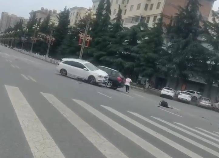 宝鸡一社区女书记当街开车追撵女子撞上电瓶车：两名女子被警方控制<strong></p>
<p>艾达币APP下载</strong>，两名伤者在医院治疗