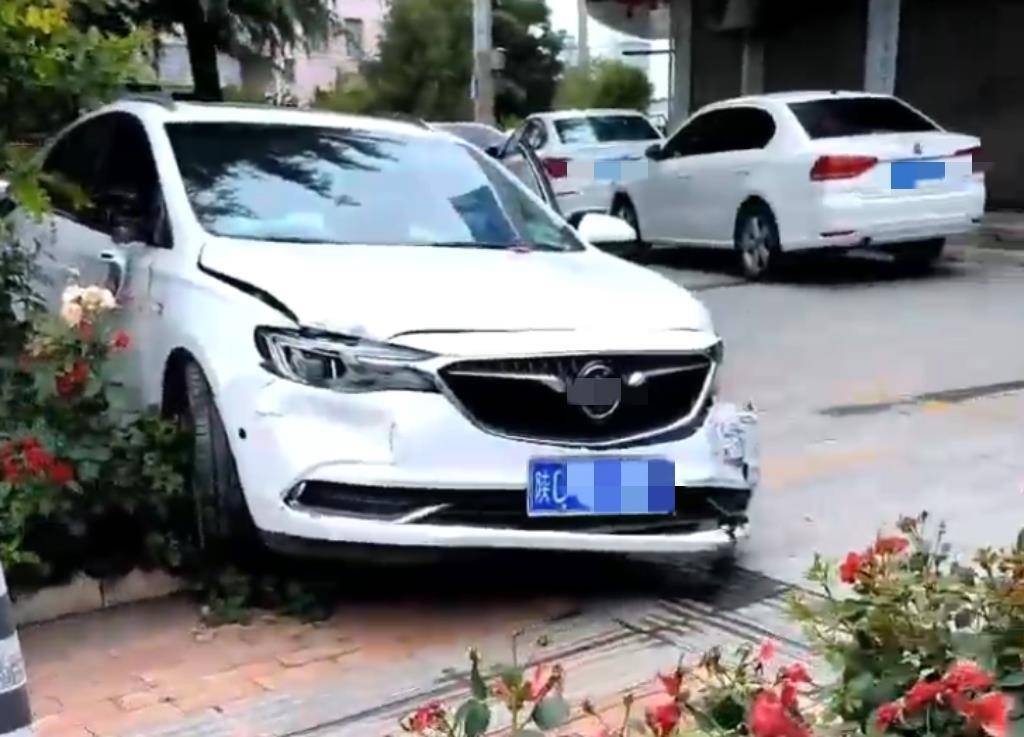 宝鸡一社区女书记当街开车追撵女子撞上电瓶车：两名女子被警方控制<strong></p>
<p>艾达币APP下载</strong>，两名伤者在医院治疗