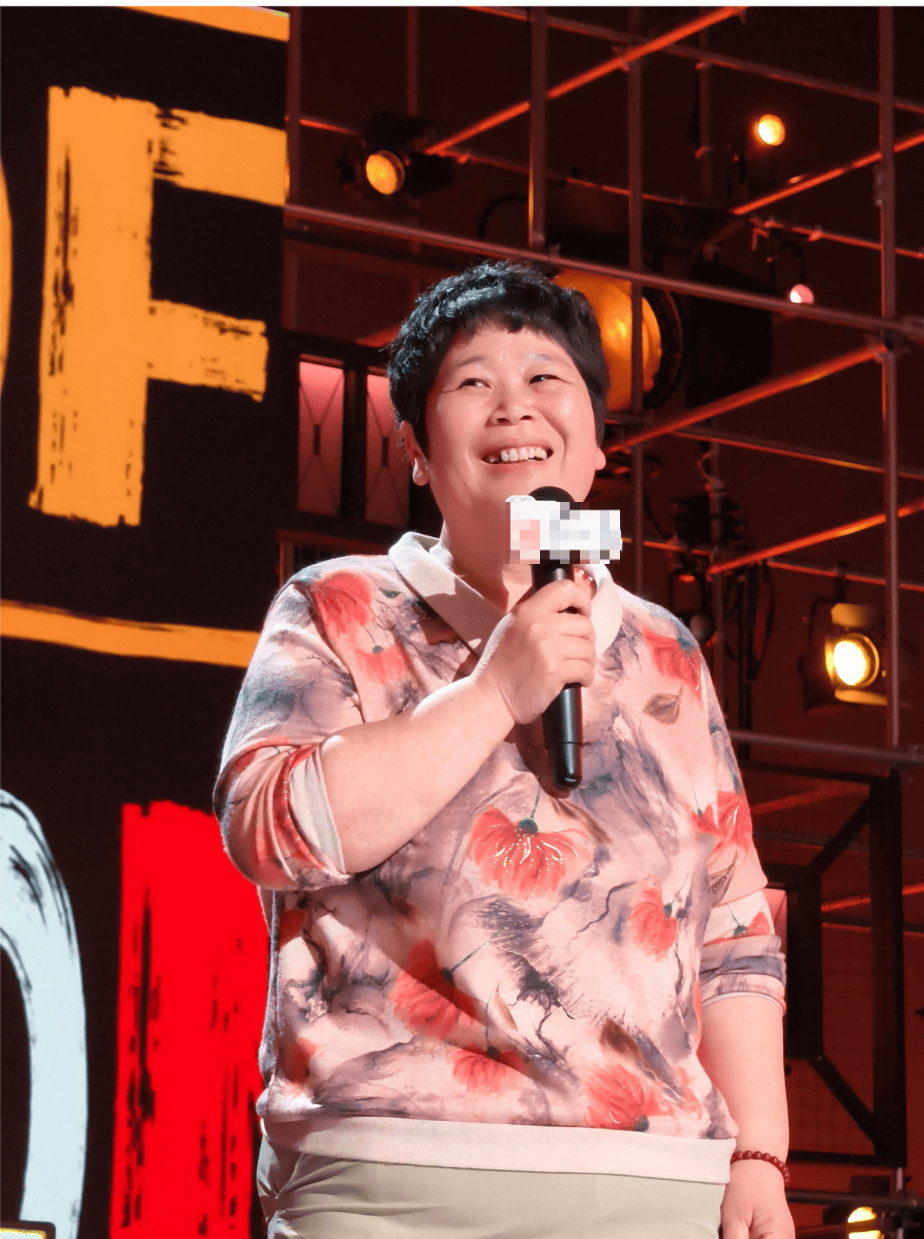 “绝经和出道同时来？”上海街头惊现她的巨幅海报<strong></p>
<p>DOT行情</strong>！网友：笑着笑着就哭了