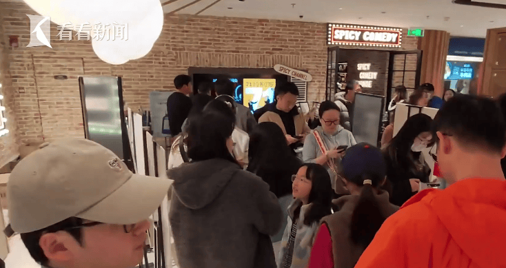 “绝经和出道同时来？”上海街头惊现她的巨幅海报<strong></p>
<p>DOT行情</strong>！网友：笑着笑着就哭了