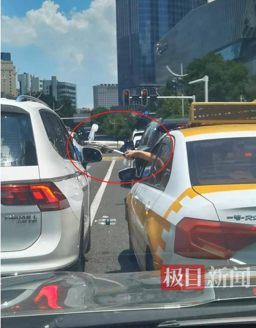 汉口街头发生不和谐一幕：白色汽车有人向出租车泼水<strong></p>
<p>波卡币行情</strong>，的哥挥舞甩棍击破白车玻璃……