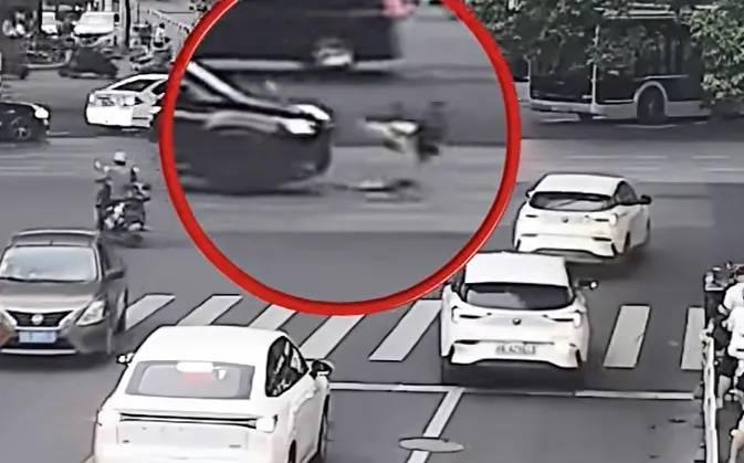 上海一8岁男童单独上路<strong></p>
<p>BNB行情</strong>，闯红灯被车撞飞：“家长让我自己出来锻炼一下”