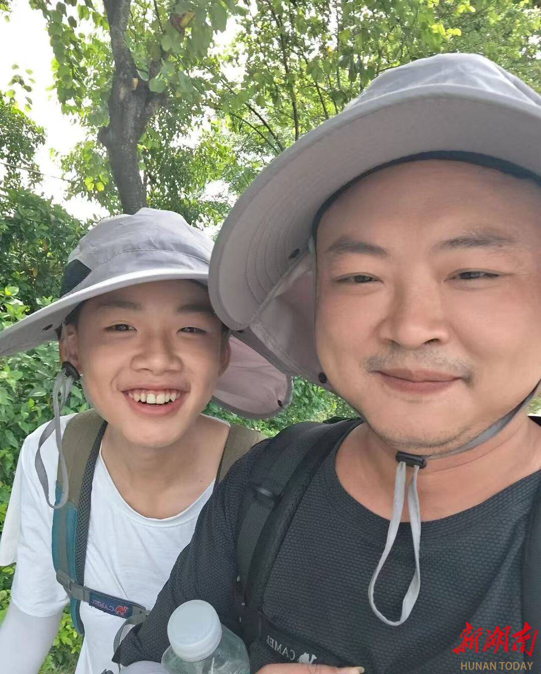 他陪13岁儿子从深圳徒步回湖南：脚都走“废”<strong></p>
<p>币安币行情</strong>，儿子开心就好