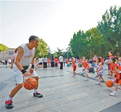 “再平凡的球场<strong></p>
<p>币安币行情</strong>，也能承载梦想”（微光）