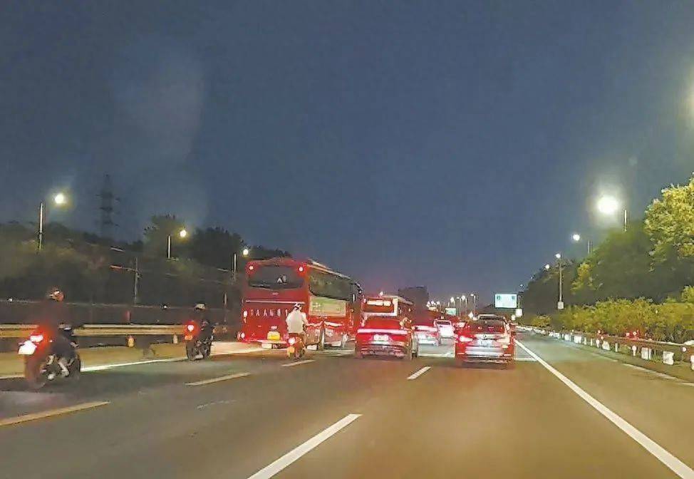 正在严查！京通快速路<strong></p>
<p>比特币行情</strong>，半小时18辆摩托车违法行驶