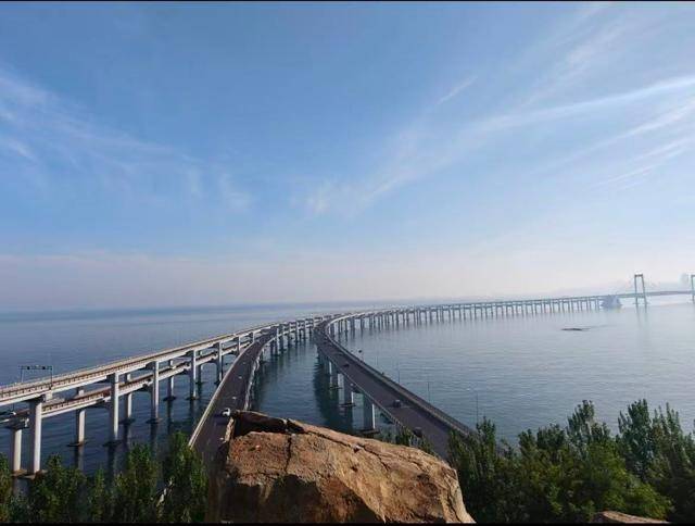 大连一跨海大桥观景台有游客翻栏杆踩空心造景石拍照<strong></p>
<p>OKEx价格</strong>，当地回应