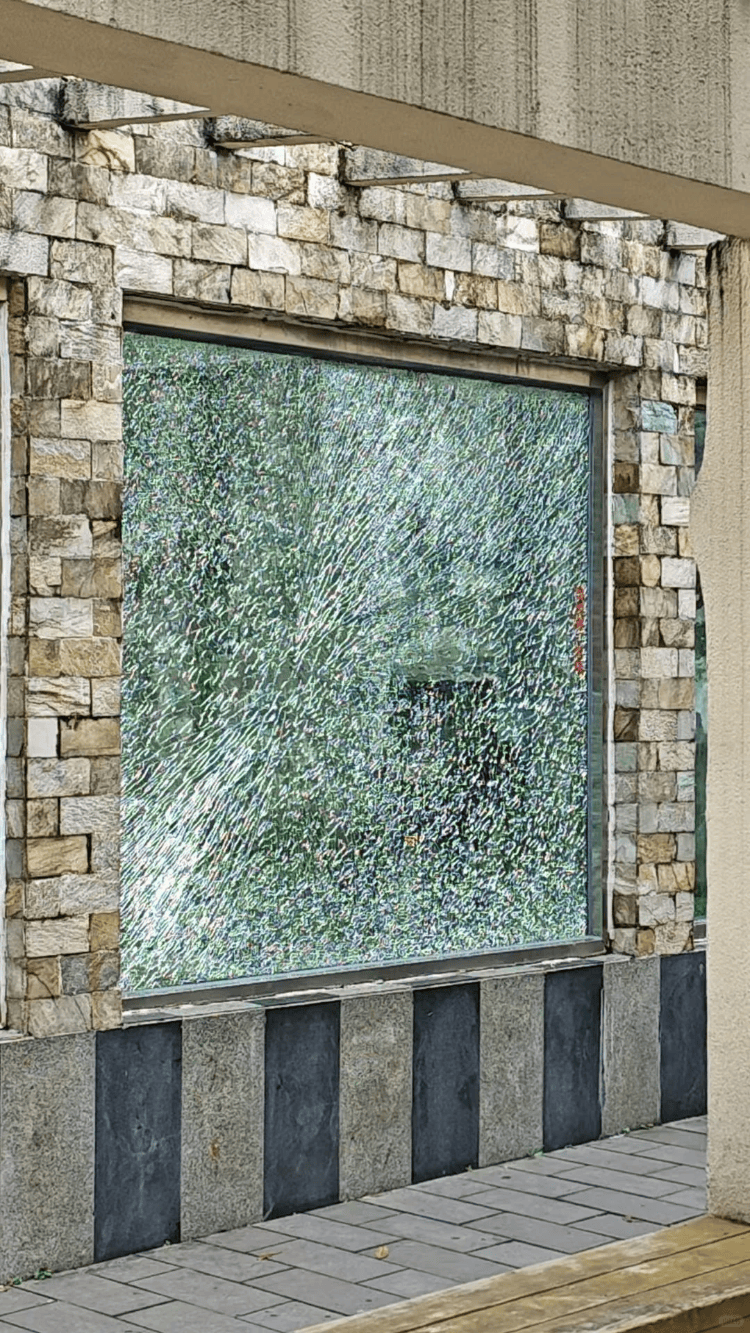 成都动物园山魈“暴走”用石头砸碎馆舍玻璃<strong></p>
<p>抹茶价格</strong>，园方：属实，将评估是否移除小石头