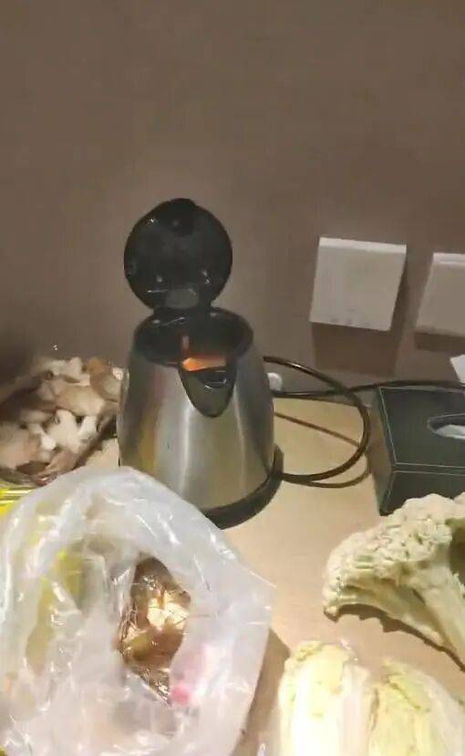 男子发视频“炫耀”用客房水壶煮火锅<strong></p>
<p>抹茶价格</strong>，当事酒店回应