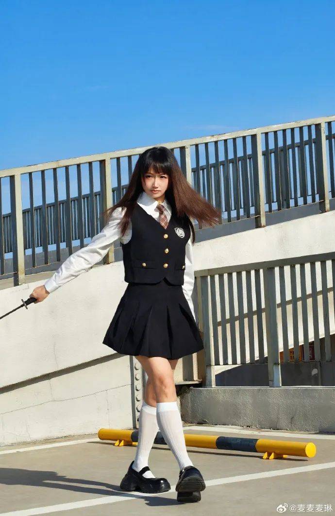 麦琳尝试制服短裙风格<strong></p>
<p>抹茶价格</strong>，被评“变化超大”：美得不敢认