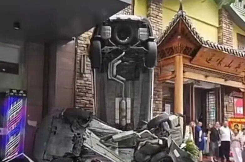 车辆失控驶入路边停车位致1死2伤<strong></p>
<p>BITOP价格</strong>，警方通报