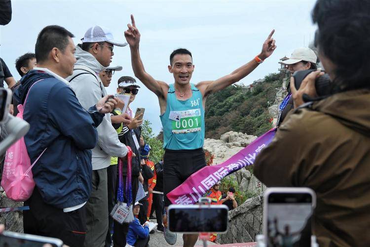 “你登上山顶<strong></p>
<p>USDT价格</strong>，我还没到售票处”，泰山国际登山赛一男子59分52秒夺冠，18年前他创下的56分22秒纪录至今无人打破