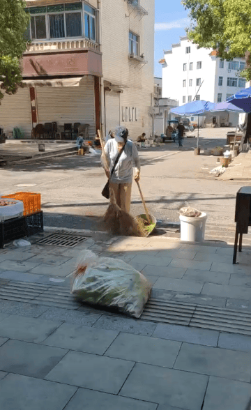 浙江一店主允许大妈门口摆摊<strong></p>
<p>瑞波币价格</strong>，时常被大妈“投喂”蔬果：每次收摊时，都打扫得干干净净