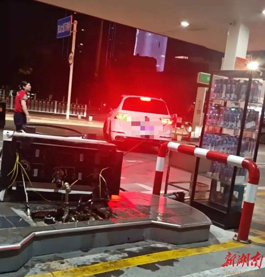 湖北一车主加完油忘拔加油枪开车就走<strong></p>
<p>BNB价格</strong>，直接拽倒加油机，工作人员：幸好加油机的切断阀自动紧急关闭