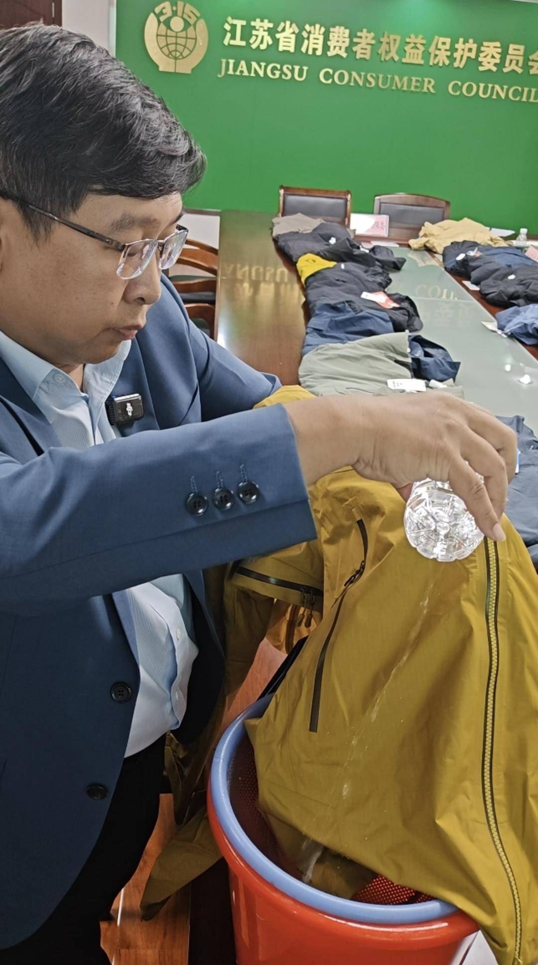 注意！冲锋衣40款里3款“不防水”<strong></p>
<p>BCH价格</strong>，教你一招在家也能测