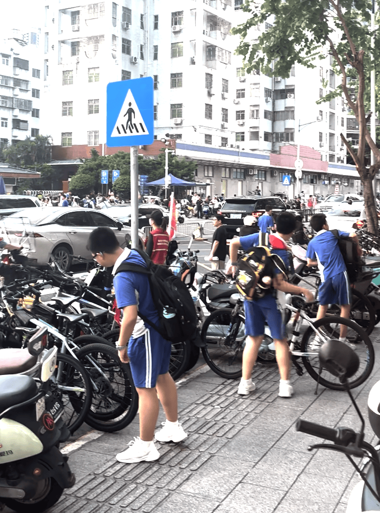 深圳一医院门口被指“举步维艰”<strong></p>
<p>比特现金价格</strong>！整治后记者实探:仍很堵