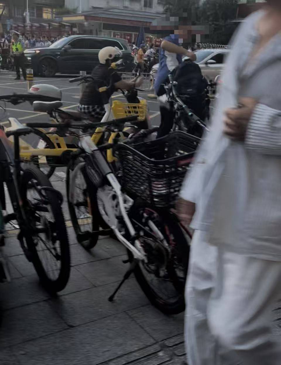 深圳一医院门口被指“举步维艰”<strong></p>
<p>比特现金价格</strong>！整治后记者实探:仍很堵